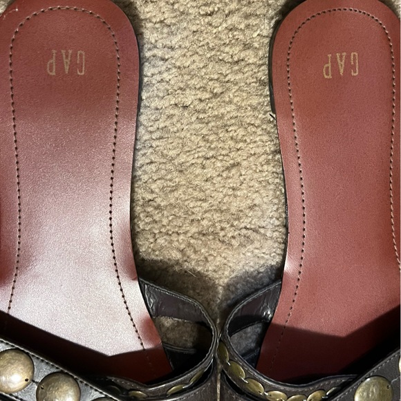 Gap Summer Flats - Picture 2 of 4